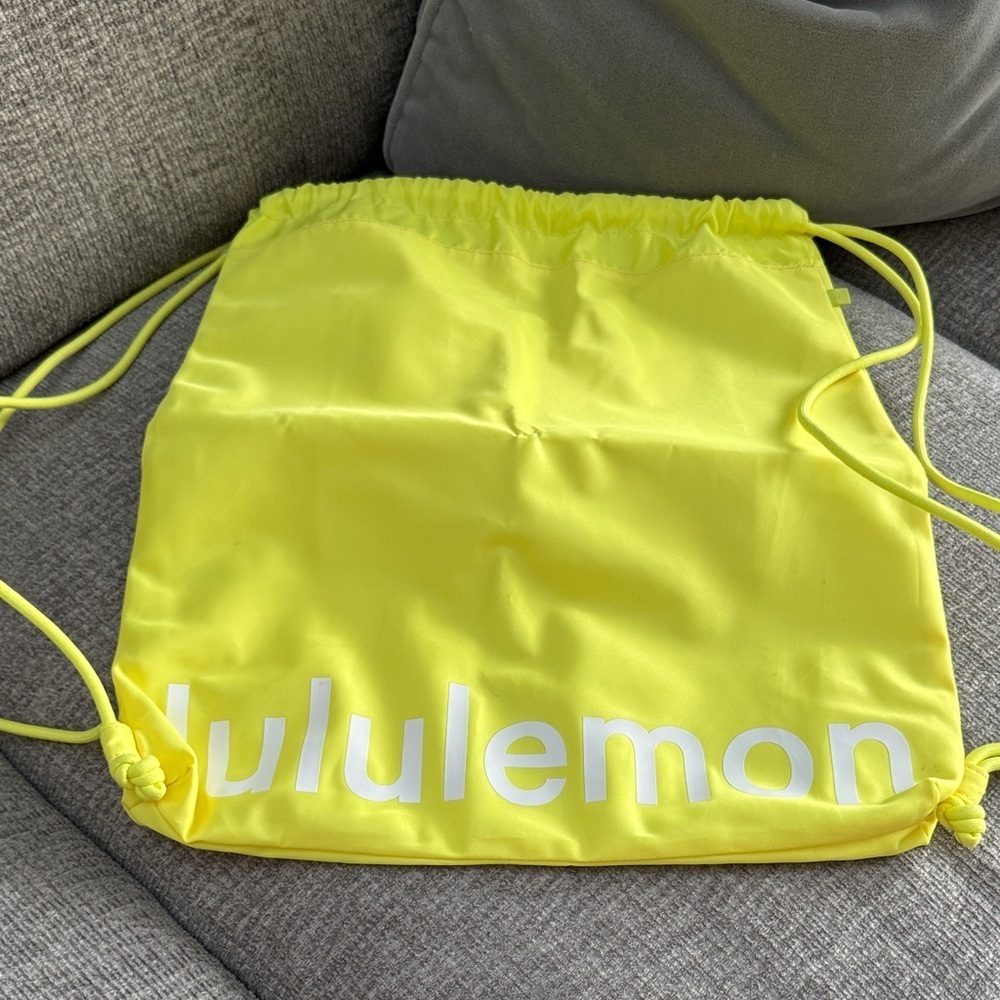 Lululemon Lightweight Gym Sack with a 13L capacity